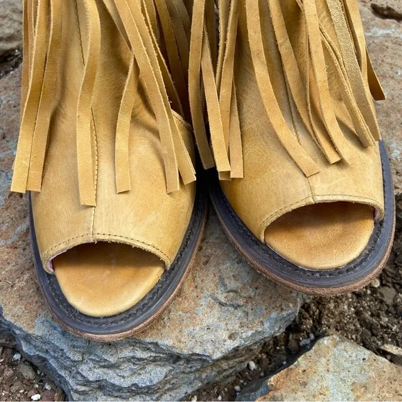 Junk Gypsy by Lane ⭐️NWOT Fringe Leather Archer Sandal/Boots - Picture 4 of 16